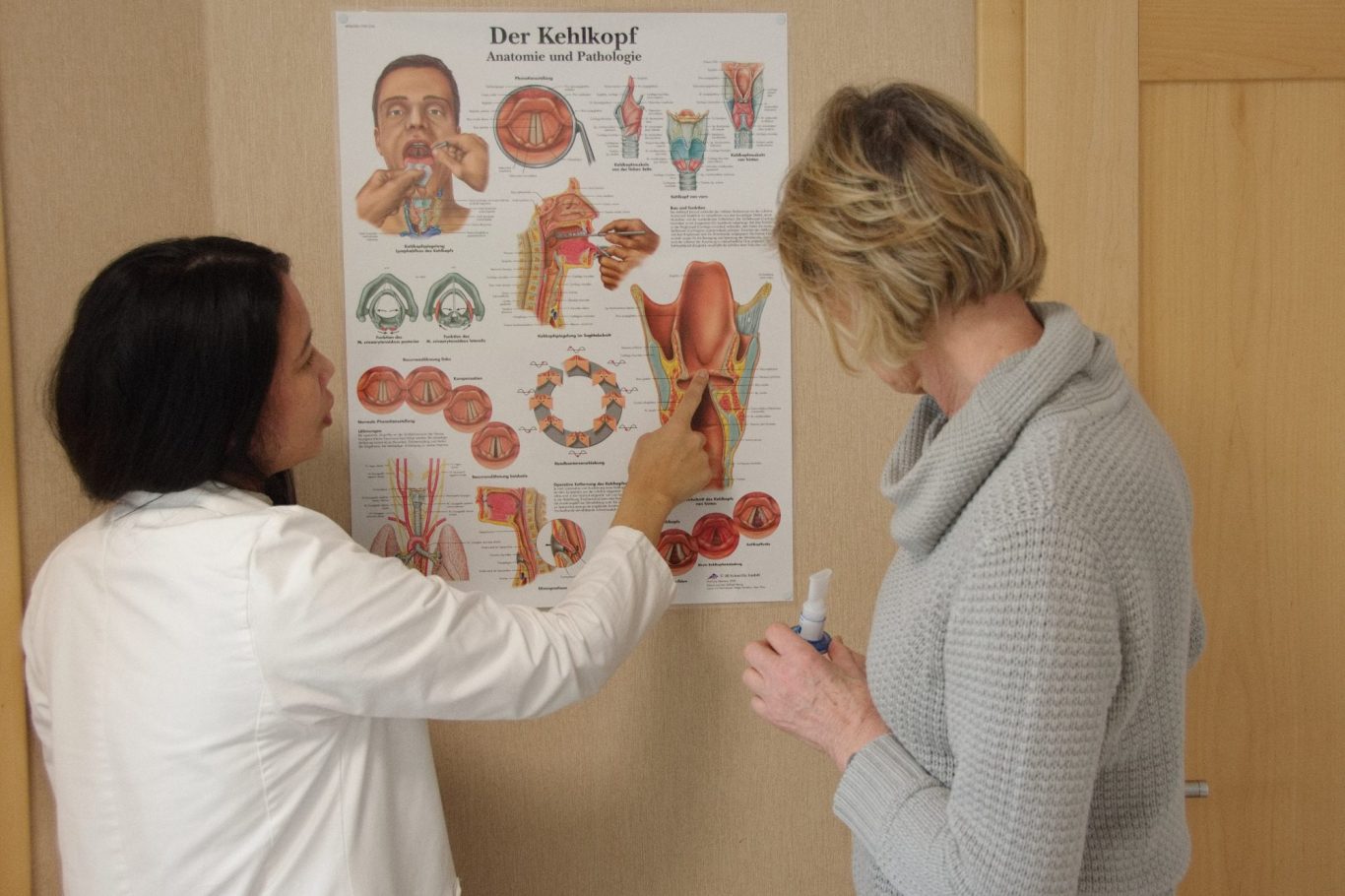 Johanna Sturhahn erklärt in Privatpraxis für Sprachtherapie (Logopädie) einer Patienten die Anatomie